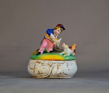  Céramique d'Andenne - Donation Weber-Amy n°49  – Enfant effrayant un chien en soufflant dans un cor