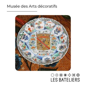 Assiette polychrome à décor historié en porcelaine de Chine