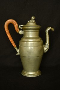  Cafetière en étain, Don Lepot-Joarlette 