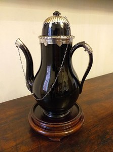  Cafetière en  "terre noire de Namur", début 19e siècle, Don de Vreese en mémoire de de la famille Bedoret - de Thier 