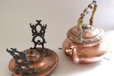  Théière en cuivre et son réchaud, cuivre, 19e siècle, Don Rasquin. 