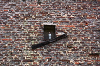  Sculpture d'Isaac Cordal - Debout au Jardin des Poètes 