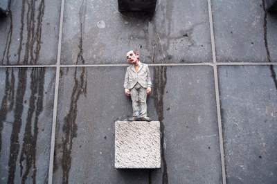  Sculpture d'Isaac Cordal aux Bateliers (1) 