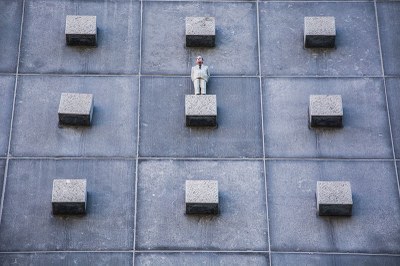  Sculpture d'Isaac Cordal aux Bateliers- Façade (1) 