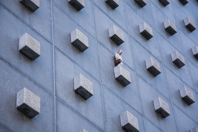  Sculpture d'Isaac Cordal aux Bateliers- Façade (2) 