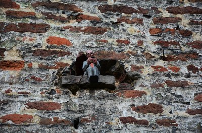  Sculpture d'Isaac Cordal - gsm au Jardin des Poètes 