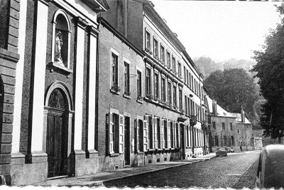  Façade de l'école rue Saintraint 