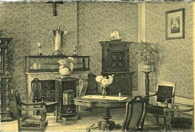  Un salon de l'école 